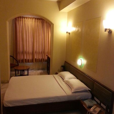 Hotel Ashray International, Sion - Near Bkc Мумбай Екстериор снимка