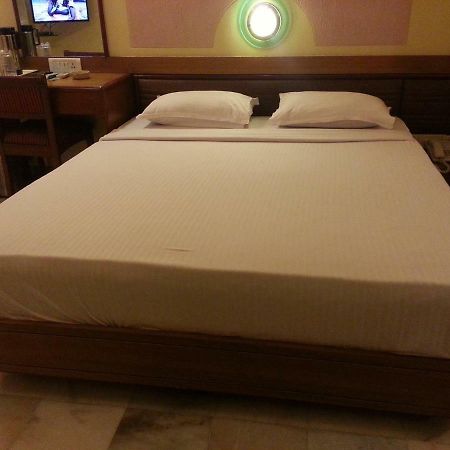 Hotel Ashray International, Sion - Near Bkc Мумбай Екстериор снимка