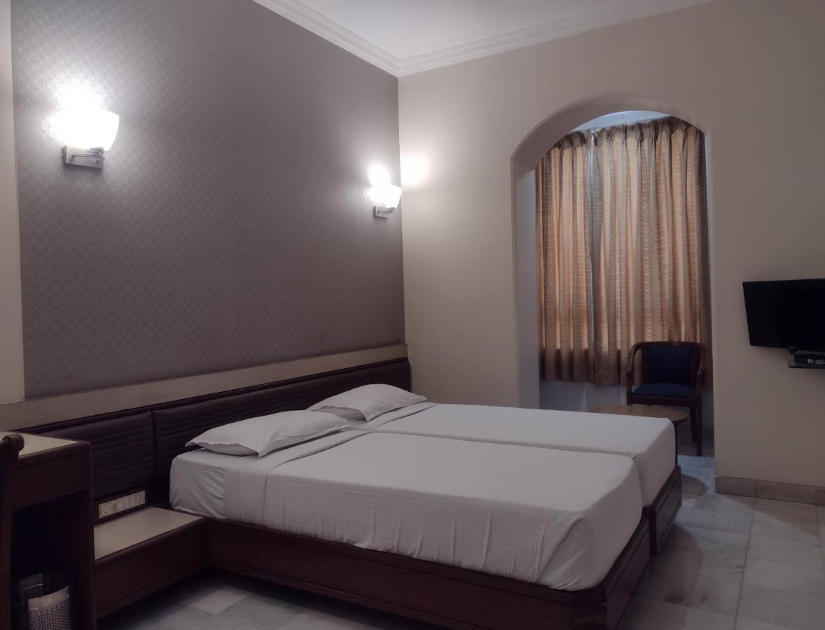 Hotel Ashray International, Sion - Near Bkc Мумбай Екстериор снимка