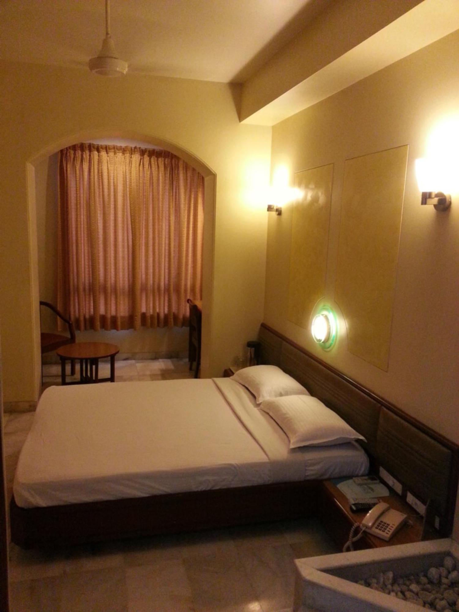 Hotel Ashray International, Sion - Near Bkc Мумбай Екстериор снимка