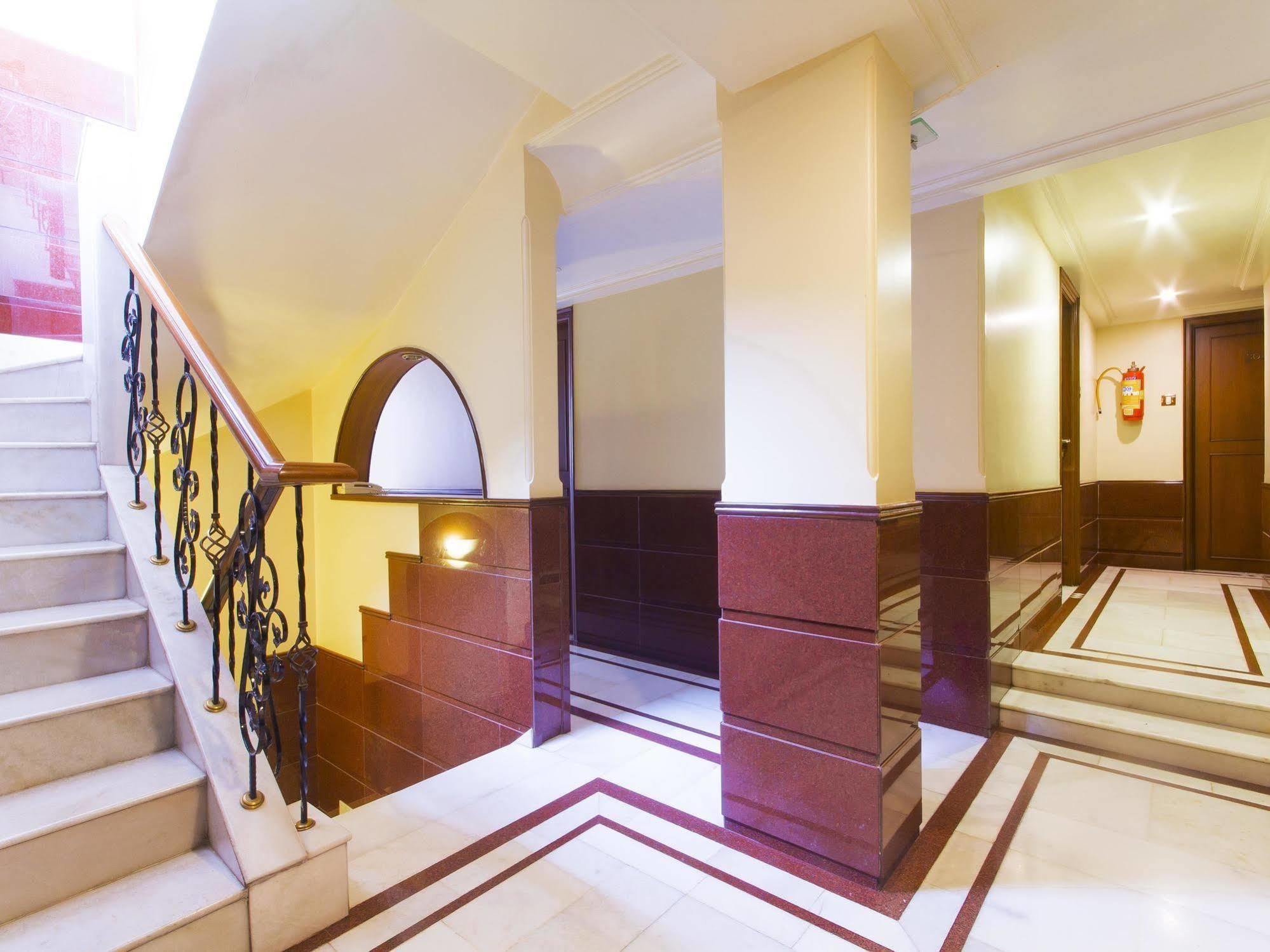 Hotel Ashray International, Sion - Near Bkc Мумбай Екстериор снимка