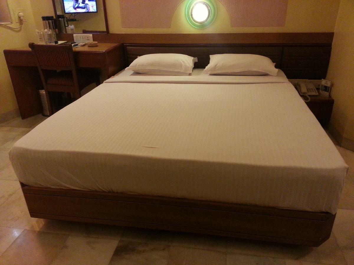 Hotel Ashray International, Sion - Near Bkc Мумбай Екстериор снимка