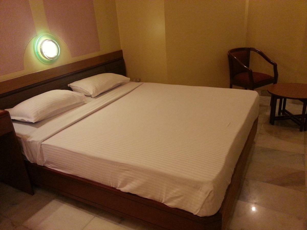 Hotel Ashray International, Sion - Near Bkc Мумбай Екстериор снимка