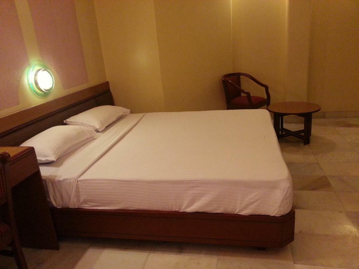 Hotel Ashray International, Sion - Near Bkc Мумбай Стая снимка