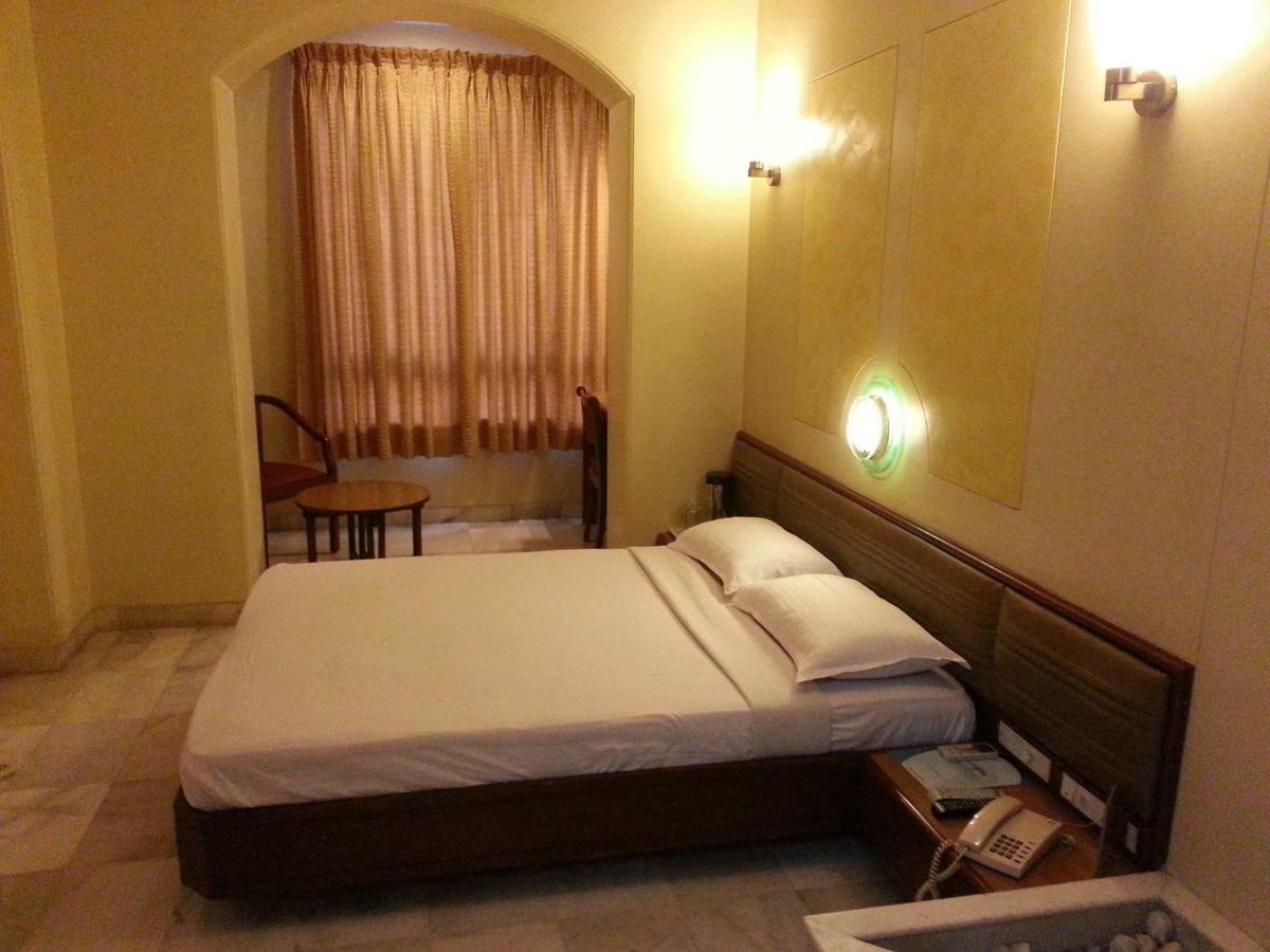 Hotel Ashray International, Sion - Near Bkc Мумбай Екстериор снимка
