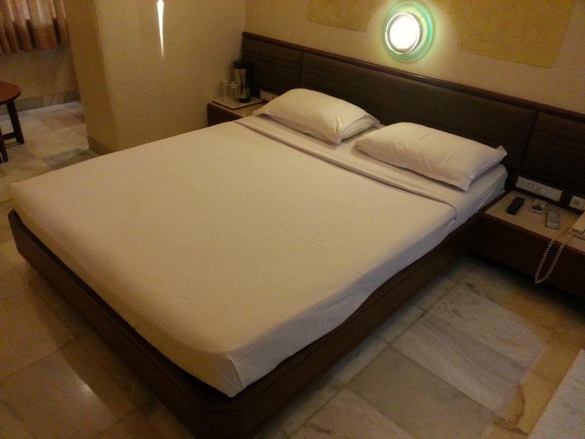 Hotel Ashray International, Sion - Near Bkc Мумбай Екстериор снимка